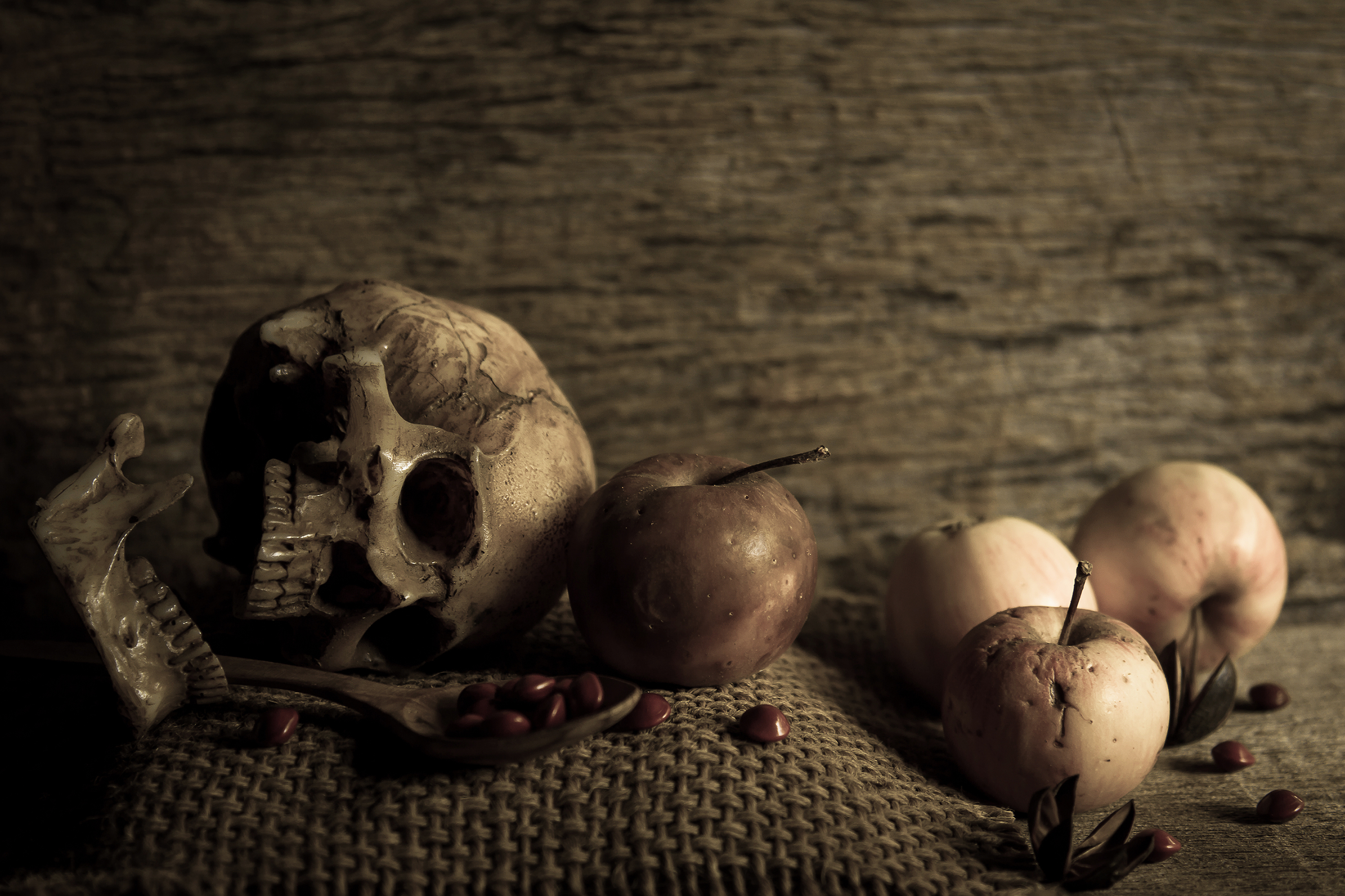 a skull and some apples